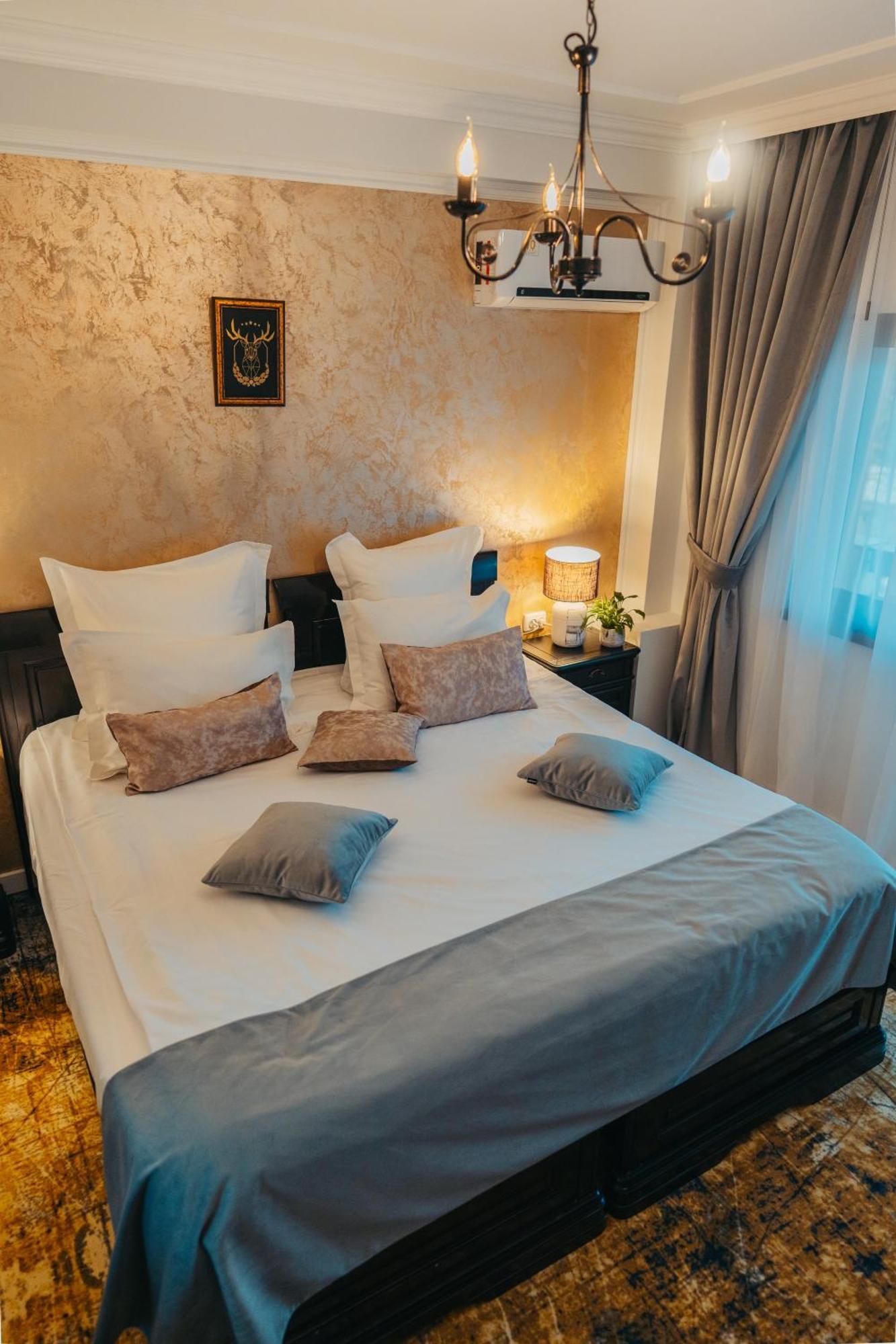 Curtea Domneasca Hotel Vaslui Ngoại thất bức ảnh