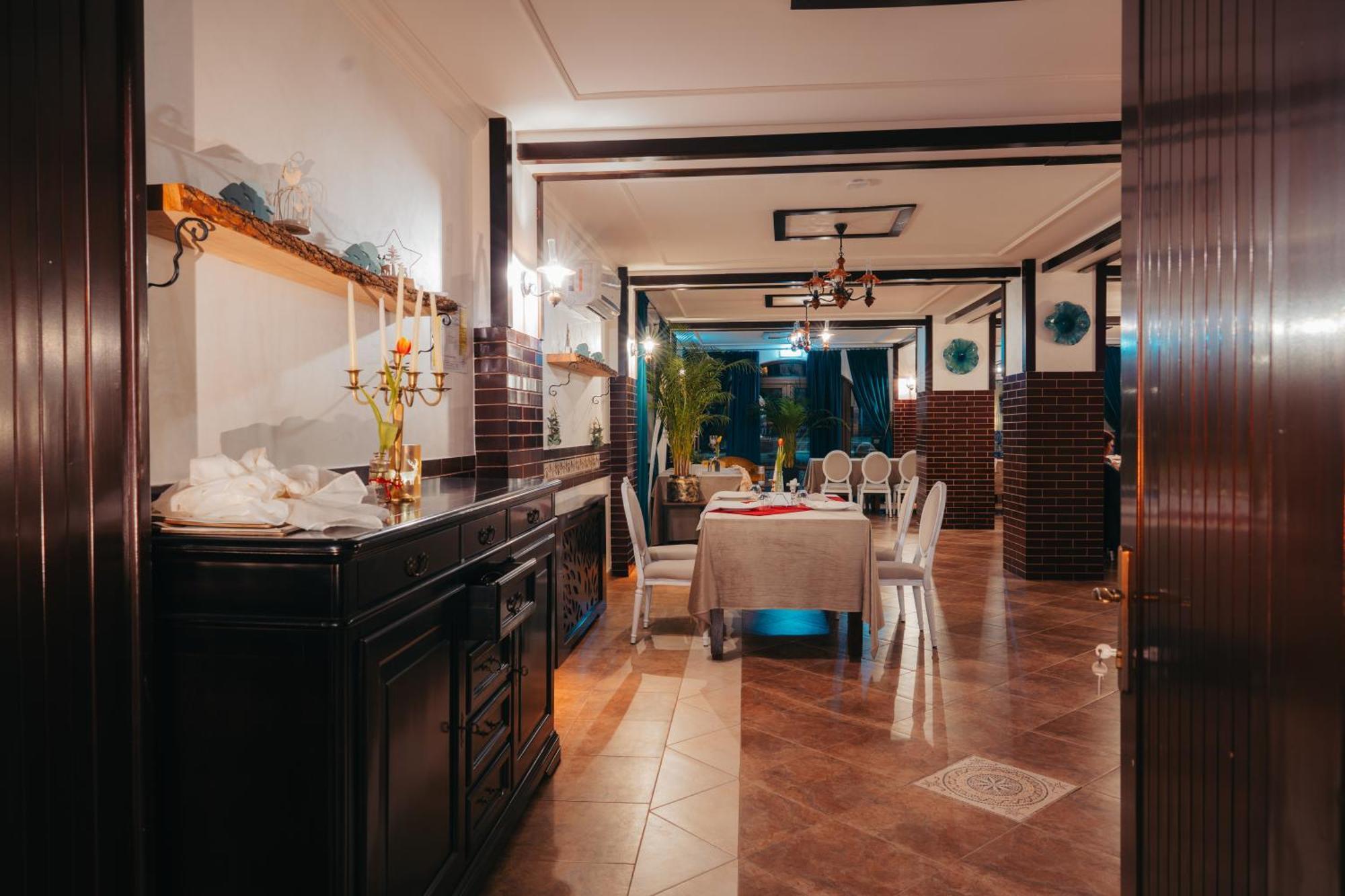 Curtea Domneasca Hotel Vaslui Ngoại thất bức ảnh